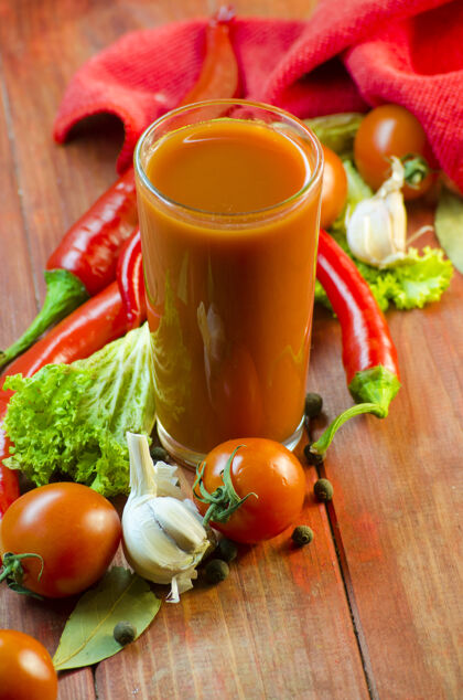 卡路里木桌上的蔬菜汁和蔬菜健康玻璃多汁的