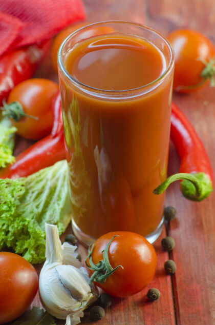 提神木桌上的蔬菜汁和蔬菜营养叶子卡路里