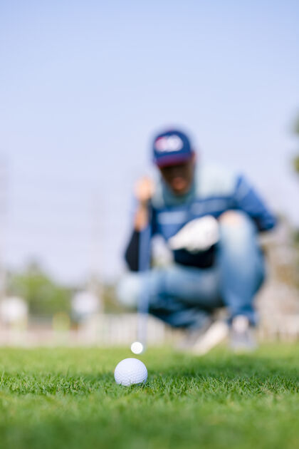 球绿草高尔夫特写镜头在阳光下柔和聚焦健身运动活动