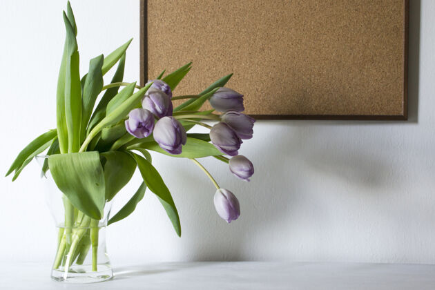 妇女节有紫色郁金香花和木板的花瓶复制空间郁金香木头花
