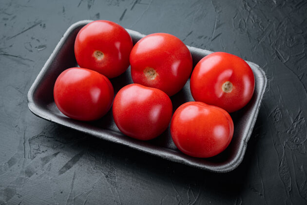 食品红番茄 在黑桌子上农场成熟的自然