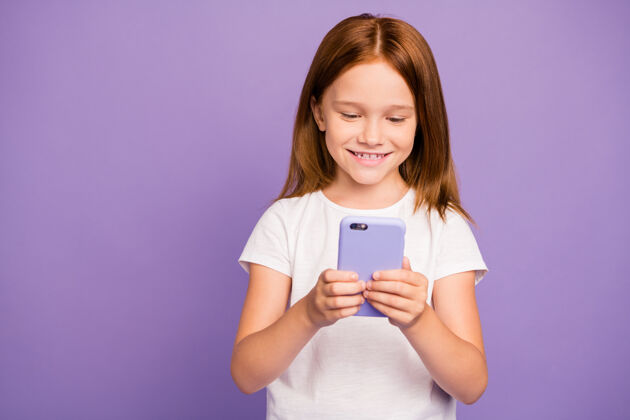 手机漂亮的小姜姑娘拿着电话的照片年轻微笑手机