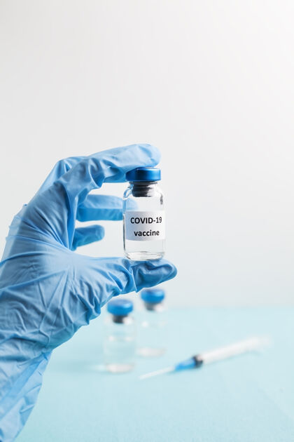 停止冠状病毒冠状病毒疫苗covid-19的研制医生手中的冠状病毒疫苗概念蓝色疫苗罐放在白色和蓝色的桌子上对抗冠状病毒的疫苗概念感染预防抗病毒疫苗医疗保健