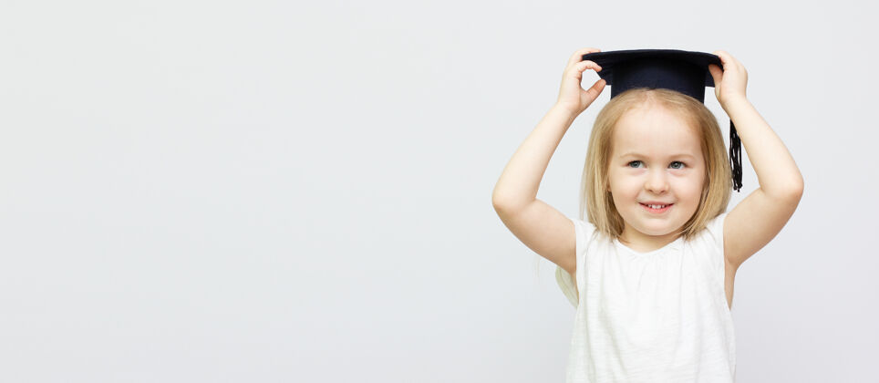 小肖像小女孩戴着毕业帽 笑容可掬 以复制空间为教育理念人欢乐复制空间