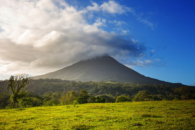 攀岩中美洲哥斯达黎加阿雷纳尔火山风景优美云哥斯达黎加地形