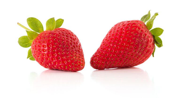 草莓两个新鲜的草莓隔离在一个白色的表面水果健康成熟