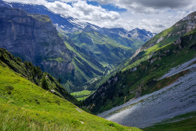 国家公园pralognanlavanoise的山脉和牧场景观法国阿尔卑斯山山峰夏天徒步旅行