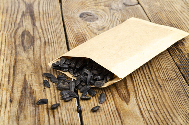 木材黑色无皮葵花籽放在木桌上的工艺袋里向日葵饮食质地