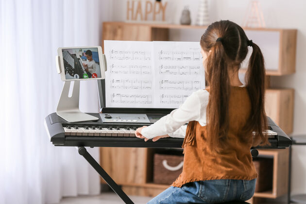 学校小女孩在家和朋友在线学习音乐学习休闲人