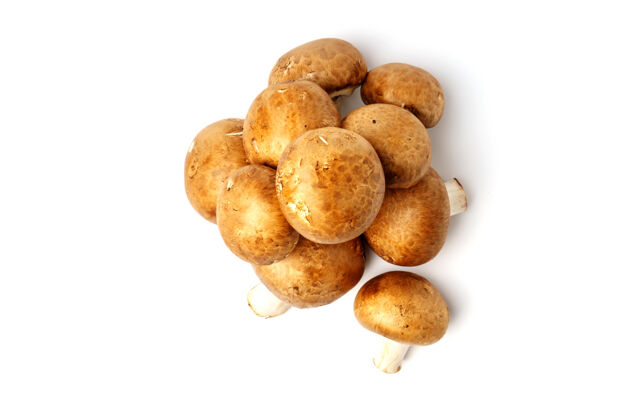 素食者白色背景上的棕色皇家蘑菇堆生的天然健康