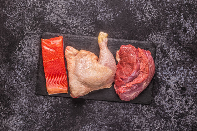 食物肉 鱼 鸡肉在黑板上 顶视图健康膳食蛋白质