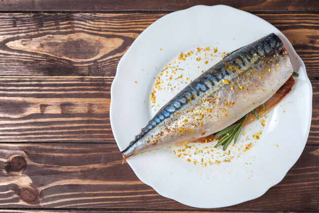 膳食白盘子里的腌鲭鱼未经料理的生鱼传统海鲜佳肴生鱼鲭鱼未经料理