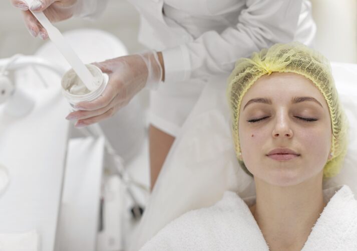 美容常规在美容诊所做面部护理的女人女性客户治疗