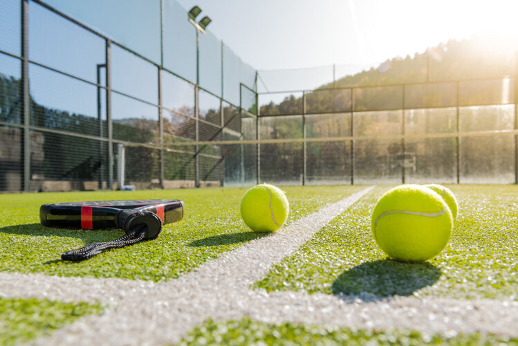 合成户外用球拍和球划动网球场网球阳光休闲