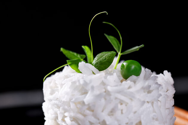 午餐一碗煮熟的白色长粒米饭的头顶照片 从上面拍摄 背景为蓝绿色 有一个地方放文字厨房蒸汽食物