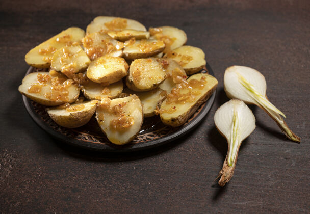 盘子自制食物概念新鲜的小吃土豆