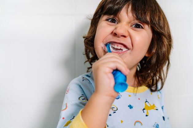 清洗快乐的孩子睡前穿着睡衣刷牙就寝时间牙齿孩子