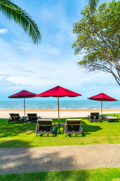 平静沙滩椅和伞与海洋海滩水海景风景