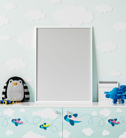 游戏室儿童房的海报框架 浅蓝色的云墙 带飞机印花的抽屉柜 企鹅软玩具 飞机玩具 3d渲染云墙软
