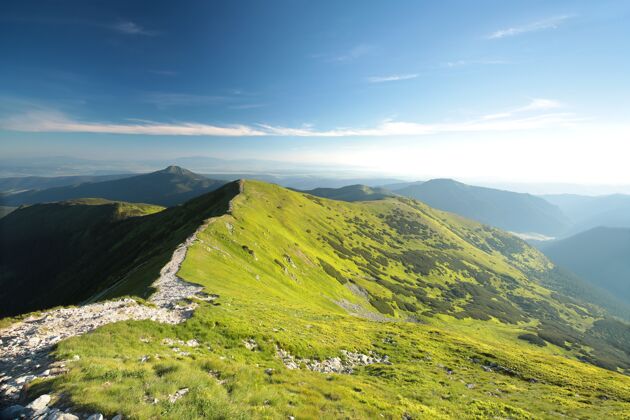 山坡在斯洛伐克和波兰边境的喀尔巴阡山脉的山峰全景白天小径