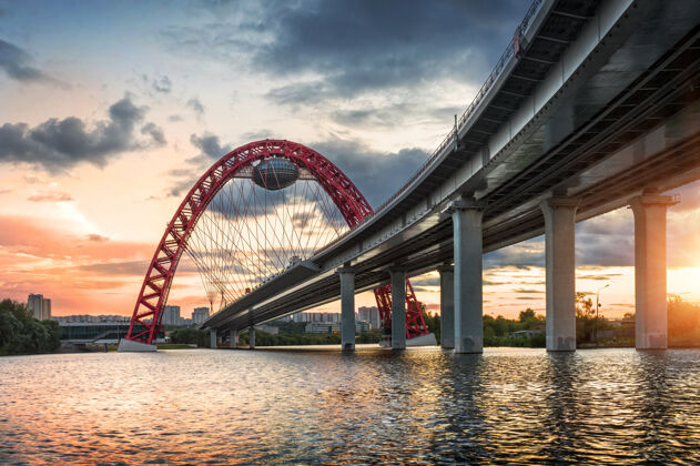 建筑莫斯科日伏皮斯尼大桥的日落之夜日落桥水