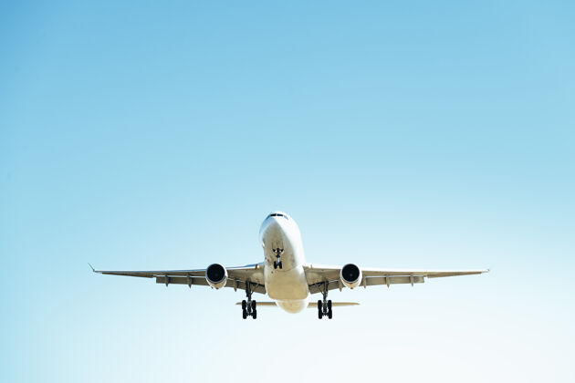 航空公司飞机在晴朗的蓝天上起飞飞行航程旅游