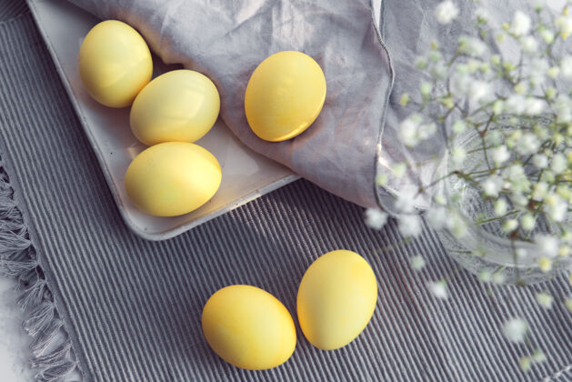 传统复活节彩蛋是黄色的 灰布上装饰着团花花蛋贝壳