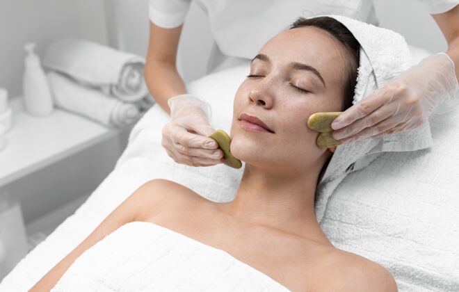 美容治疗美容师为女性客户做美容常规美容治疗美容院美容护理