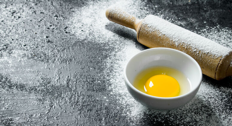 准备鸡蛋和擀面杖碗蛋黄健康