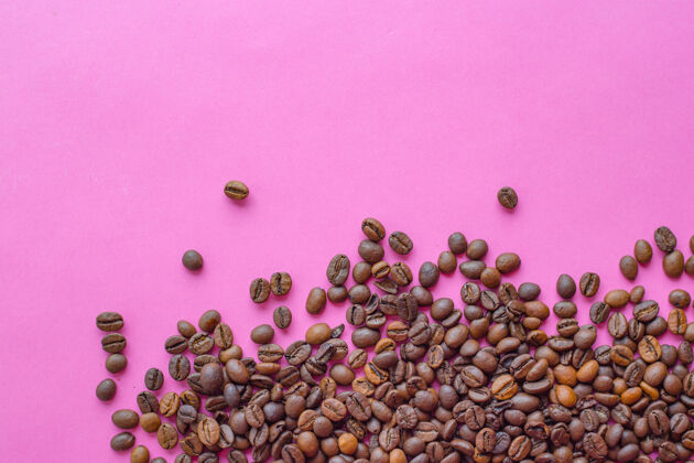 背景咖啡豆在粉红色背景上与文本 宏复制空间隔离方向味道灯光