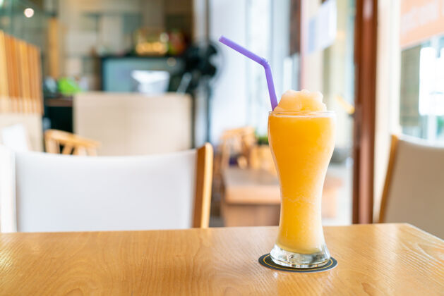 混合咖啡馆的橙汁混合冰沙杯冰沙鸡尾酒早晨