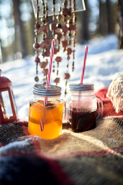 节日冬天的松林里 毯子上放着两杯熟酒传统森林熟酒