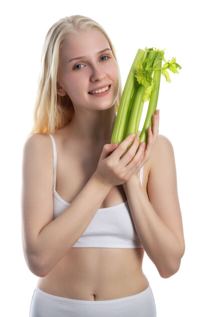 新鲜笑容可掬的美女 带着健康的生蔬菜手有机的天然健康食品绿色女人吃