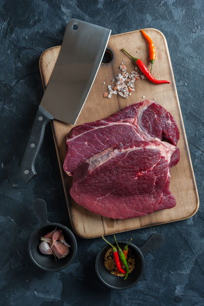 牛排即食牛排 烹饪背景新鲜生肉放在木砧板上 平放肉鱼片晚餐
