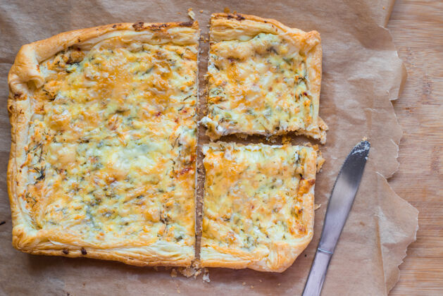 新鲜美味简单的奶酪馅饼配绿豆和羊皮纸鸡蛋纸夏天塔特.托普查看餐叶切片