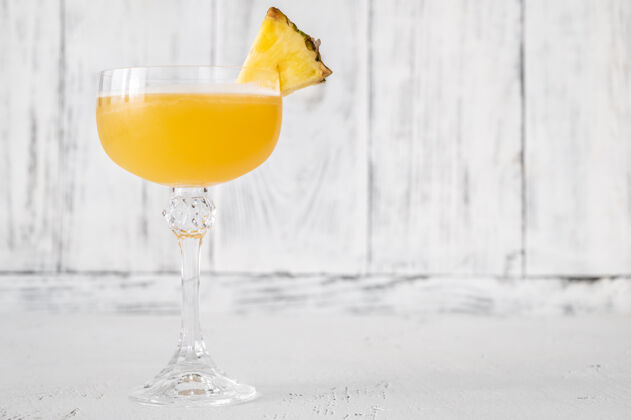 果汁一杯用菠萝片装饰的阿尔冈琴鸡尾酒食品鸡尾酒装饰