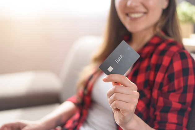 购物狂女孩准备在网上商店用信用卡付款安全计算机技术