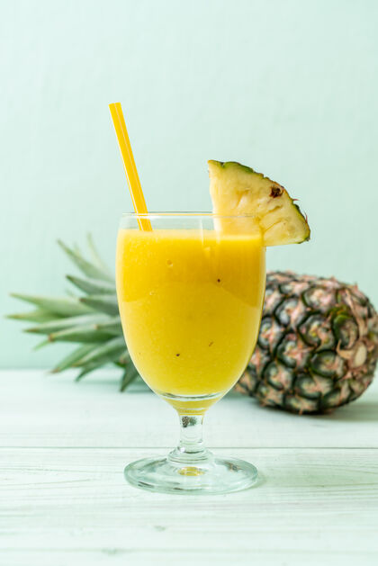 果汁新鲜菠萝冰沙杯木桌-健康饮料自然甜味提神