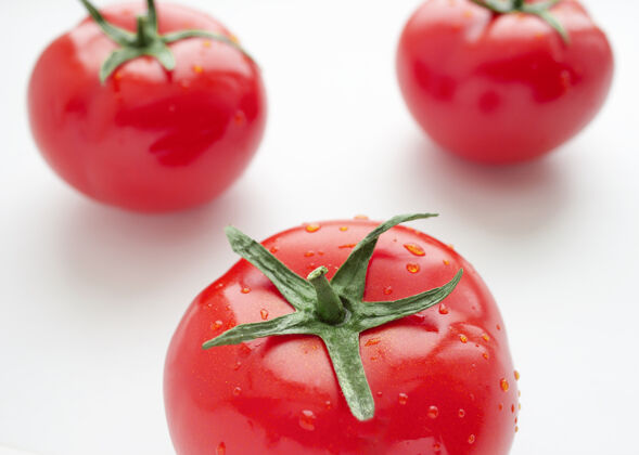 素食三个红色的西红柿和水滴三健康饮食