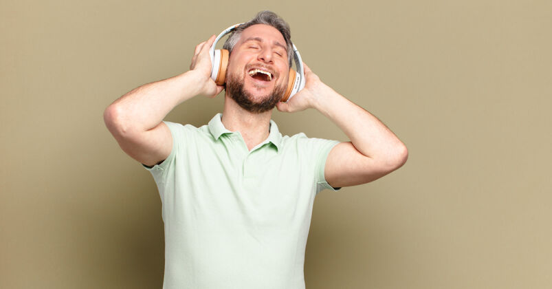 疯狂中年人用耳机听音乐人成人肖像