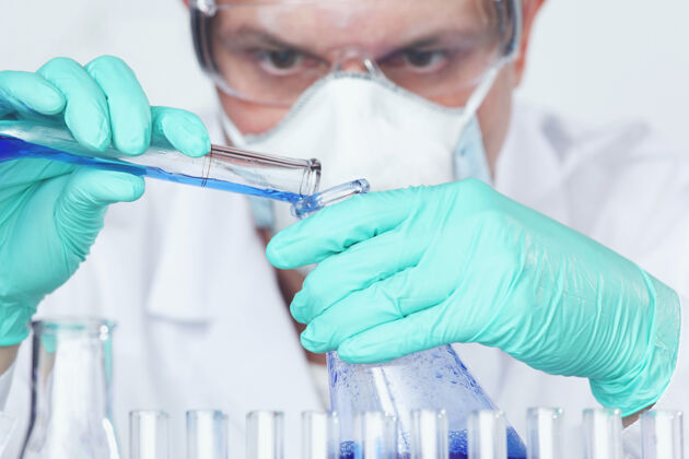 医院成熟的男研究员在实验室里进行科学研究 化学实验特写发现人化学家