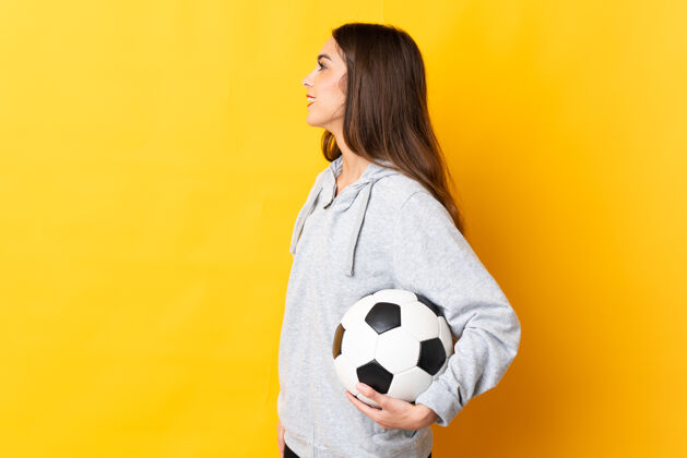 比赛年轻的女足球运动员站在黄色的一边笑运动女子女子