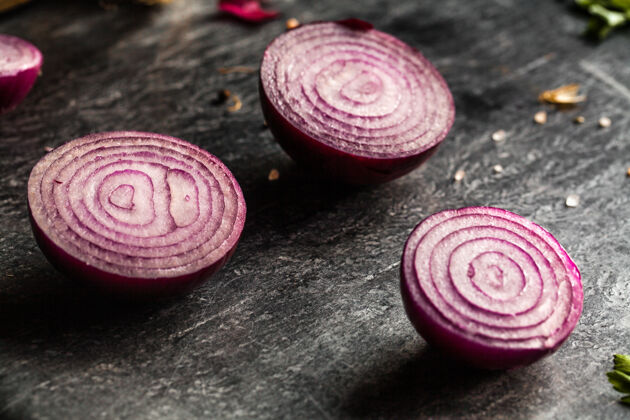 厨房红洋葱片特写 作为背景图片堆紫洋葱随机