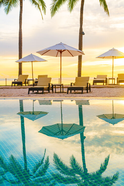 休闲酒店度假村游泳池周围的雨伞和椅子早上假期还有度假的概念蓝色无限豪华
