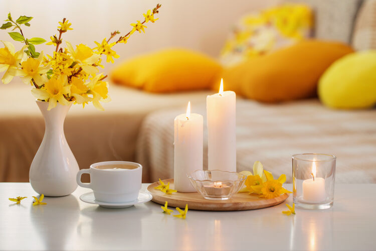 水仙花现代室内花瓶里的春花沙发窗户早晨