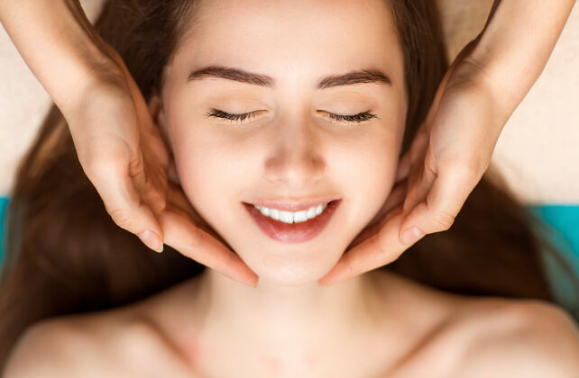 整容美容spa为女性面部提供面部按摩和恢复活力的练习女人肖像提拉