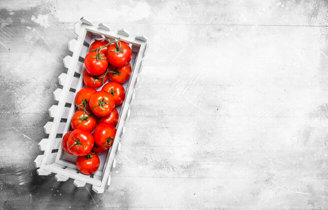 营养白木桌上塑料盒子里的西红柿生的乡村饮食