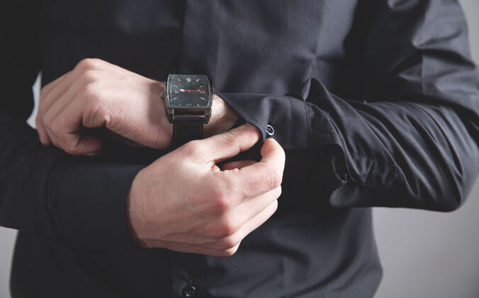 服装把扣子系在衬衫上的男人袖子紧固件优雅