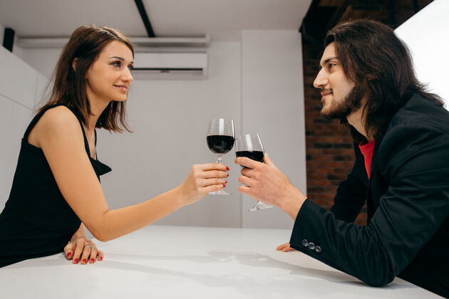 黑发女人热恋中的幸福夫妻在酒吧里举杯庆祝把手举起来高质量的照片情人节感情思考