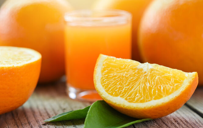 有机新鲜的橙汁在玻璃杯里 橙子放在健康的水果和橙子片上切片甜味维生素